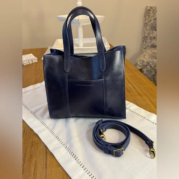 Lola Crossbody Tote by Portland Leather in Midnight Navy with adjustable straps - Picture 3 of 12